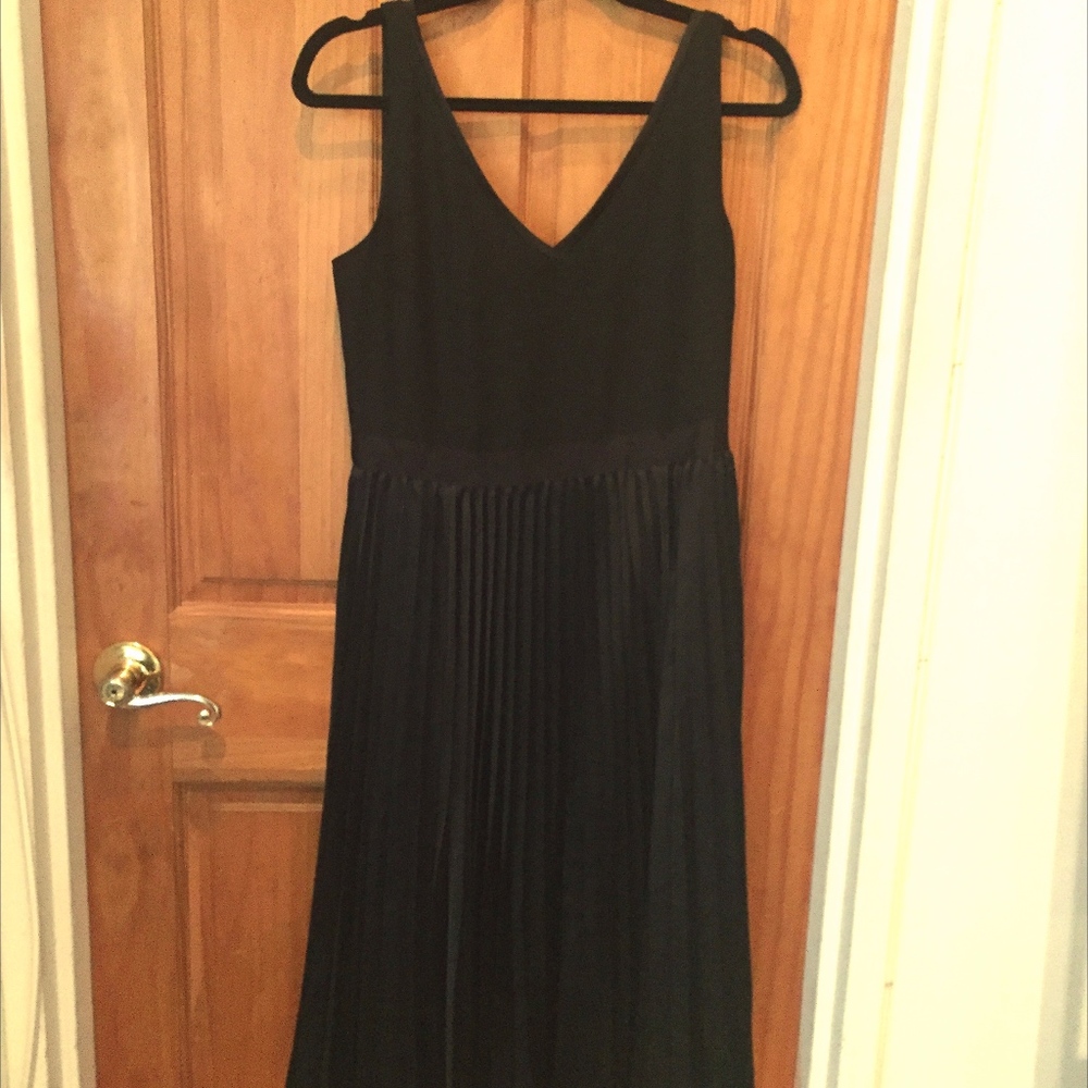 Womens Banana Republic Black Pleated Dress NWT 4